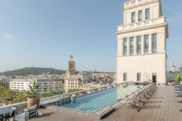 Vous entrez dans l&rsquo;eau et les toits de Barcelone arrivent à hauteur de vos yeux : la piscine de BLESS Barcelona, l&rsquo;hôtel 5 étoiles qui vient d&rsquo;ouvrir sur la Plaça de Catalunya.