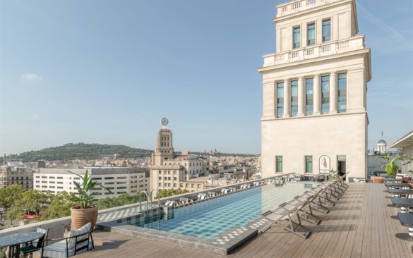 Vous entrez dans l&rsquo;eau et les toits de Barcelone arrivent à hauteur de vos yeux : la piscine de BLESS Barcelona, l&rsquo;hôtel 5 étoiles qui vient d&rsquo;ouvrir sur la Plaça de Catalunya.