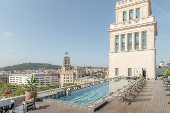 Vous entrez dans l&rsquo;eau et les toits de Barcelone arrivent à hauteur de vos yeux : la piscine de BLESS Barcelona, l&rsquo;hôtel 5 étoiles qui vient d&rsquo;ouvrir sur la Plaça de Catalunya.