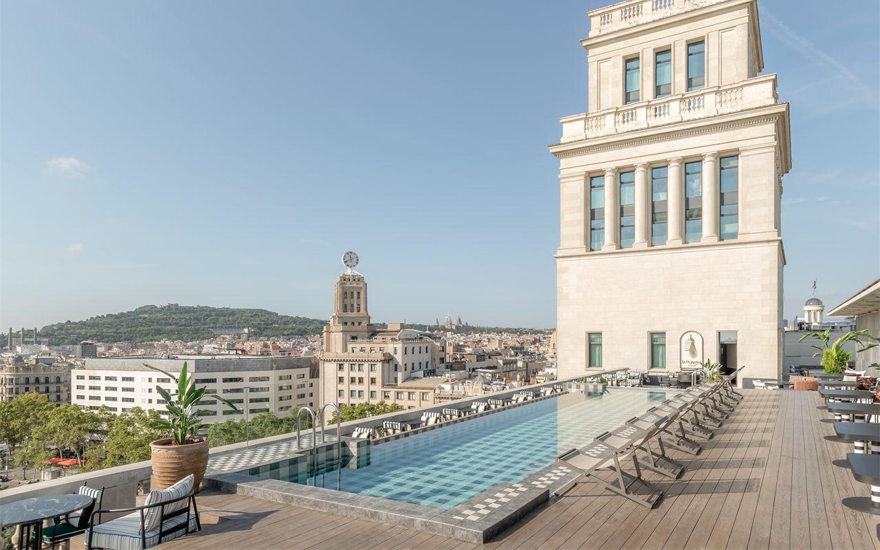La piscine du rooftop La Pajarera de BLESS Barcelona face aux toits de la ville