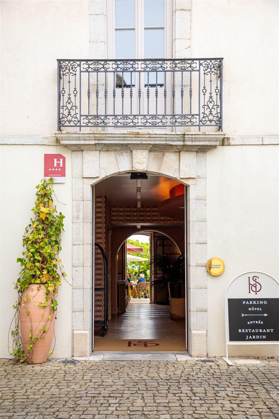 L'entrée de l'Hôtel de Silhouette à Biarritz, classé quatre étoiles