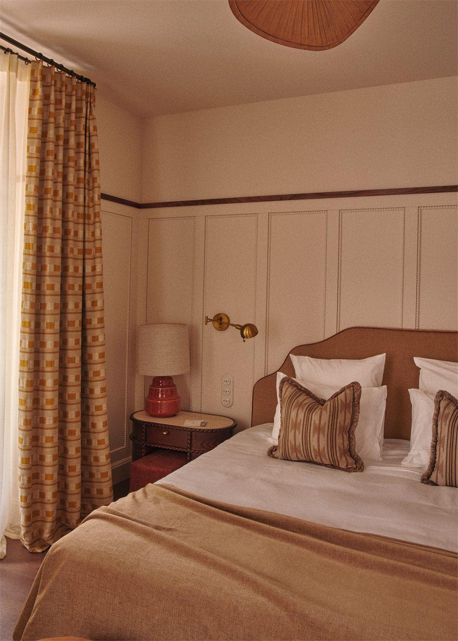 Chambre Deluxe de Maison Silhouette, lampe en céramique rouge et rideau à motifs