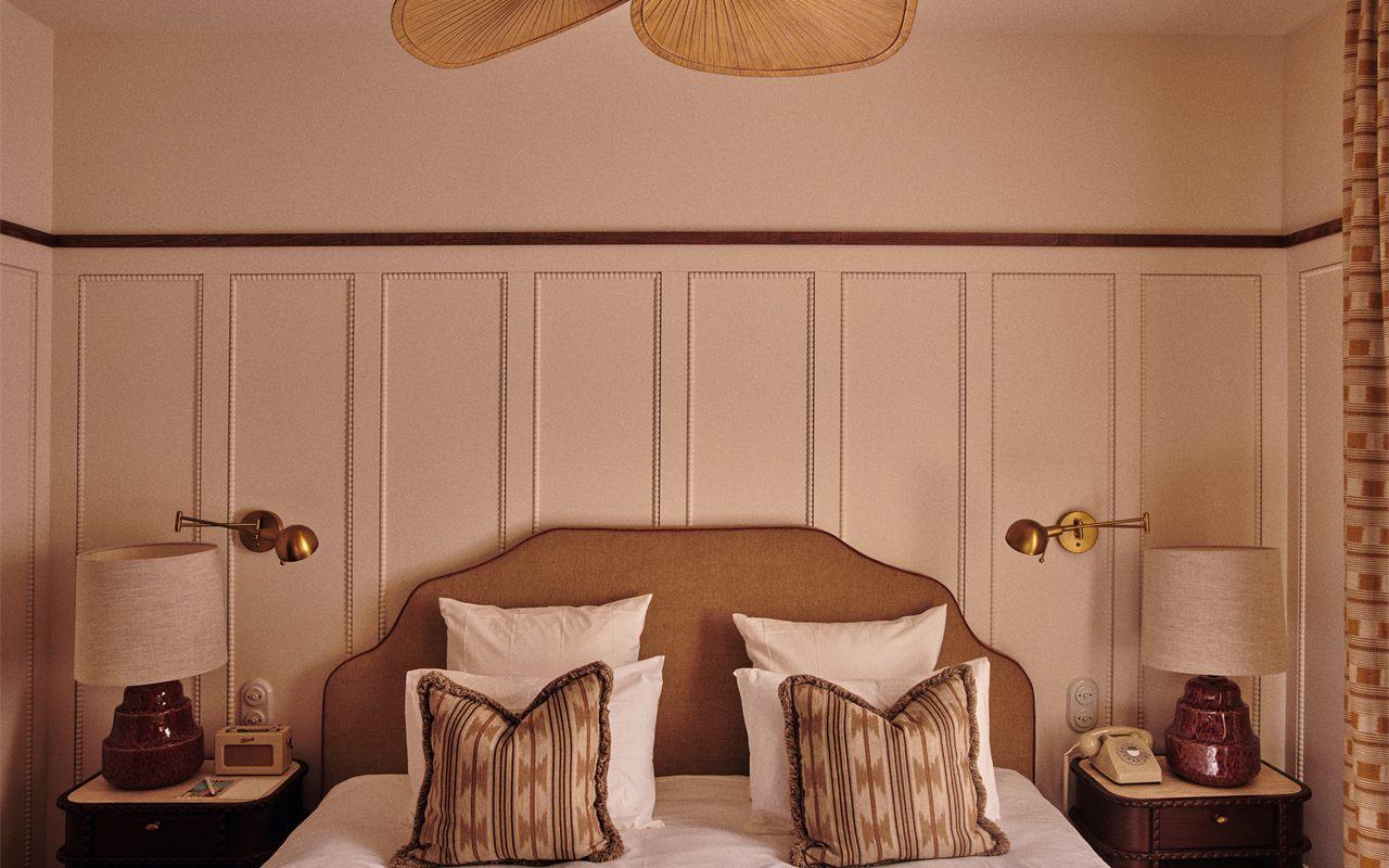 Une chambre de Maison Silhouette, tête de lit brune et lampes en céramique