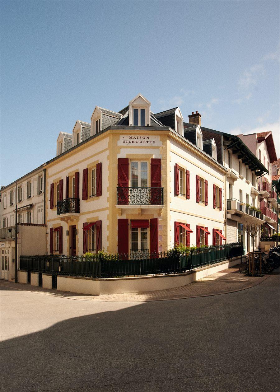 La façade de Maison Silhouette à Biarritz et ses volets rouges