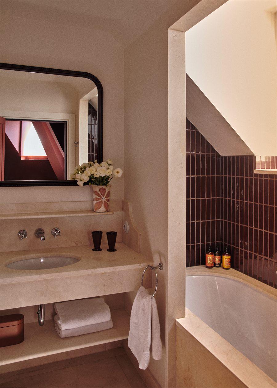 Salle de bain de Maison Silhouette, vasque en marbre et carreaux bordeaux
