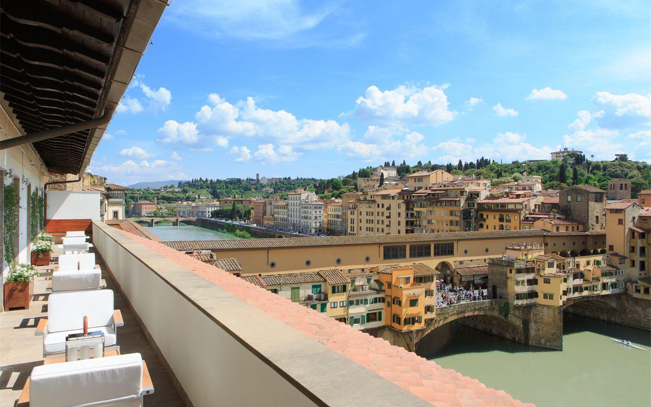 La terrasse de l'hotel Portrait Firenze surplombe le Ponte Vecchio et l'Arno a Florence