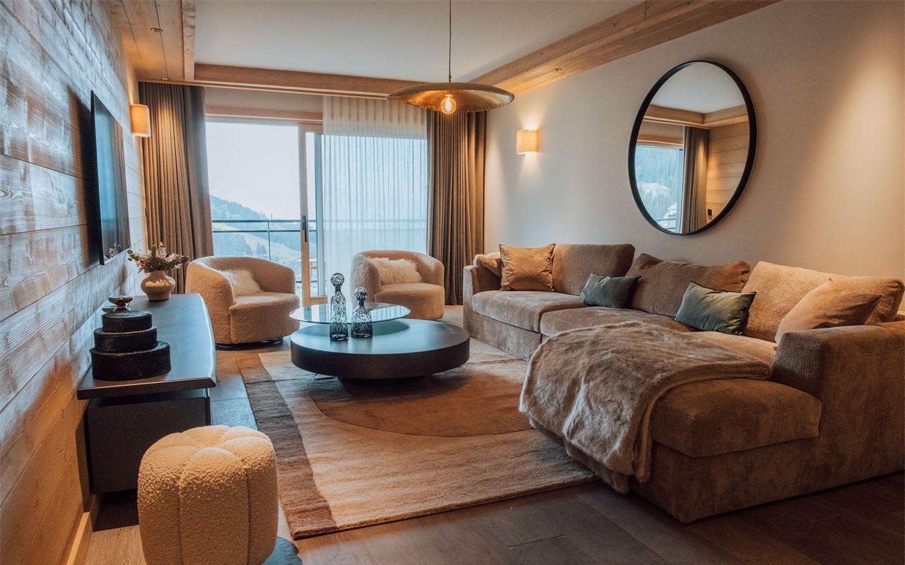 Salon d'une suite du Steamboat à Courchevel Moriond ouvert sur la montagne