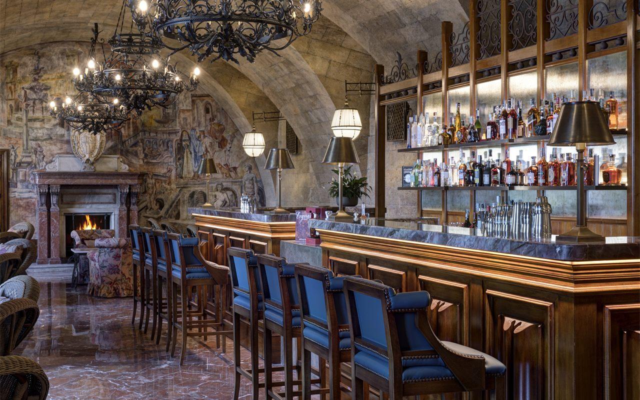 Le bar de la Villa Igiea, à Palerme, sa voûte peinte et sa cheminée