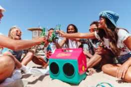 Une glacière qui ressemble à une boombox, et qui en est une : l&rsquo;Igloo KoolTunes garde vos canettes au frais et anime vos après-midi sur le sable