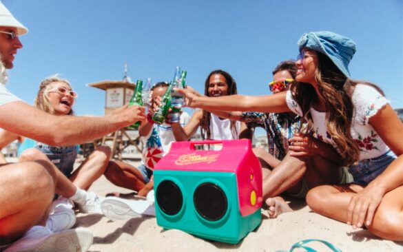 Une glacière qui ressemble à une boombox, et qui en est une : l&rsquo;Igloo KoolTunes garde vos canettes au frais et anime vos après-midi sur le sable