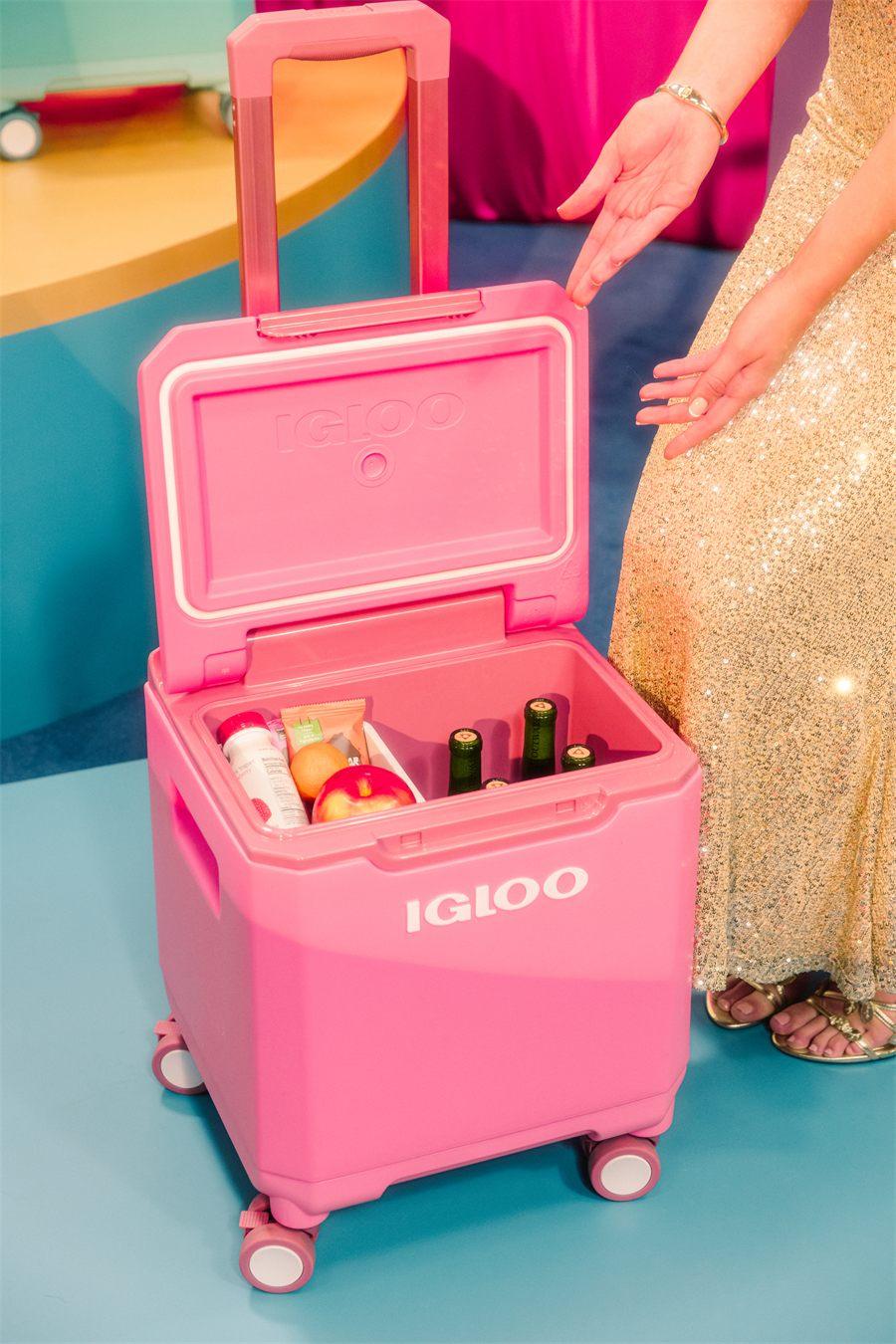 Igloo Tag Along Too 360 Spinner rose ouverte, bouteilles debout et en-cas à l'intérieur