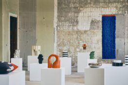 Vous entrez chez IKEA pour une étagère. Avec KONSTRUNDA, vous en ressortez avec une œuvre d’art.