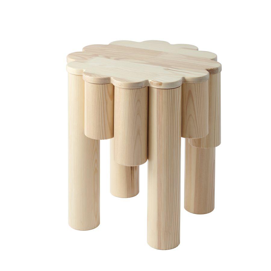 Tabouret en pin aux lignes ouvragées de la collection IKEA KONSTRUNDA