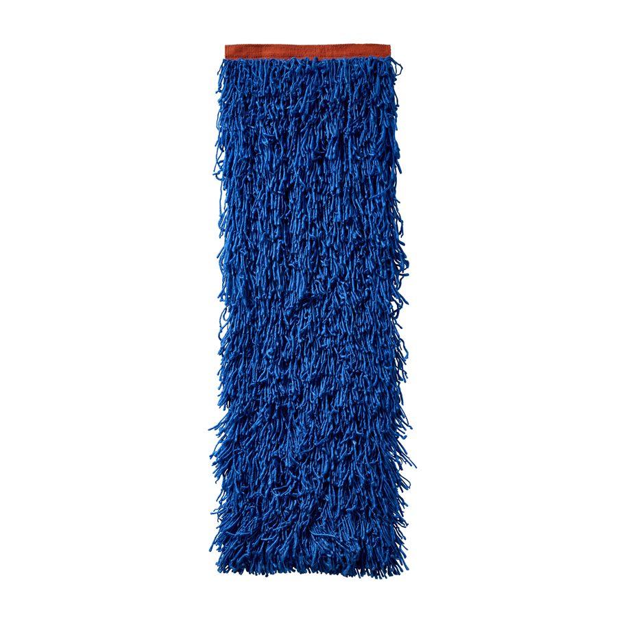 Tapisserie suspendue bleue à longs poils de la collection IKEA KONSTRUNDA