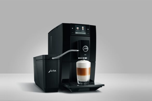 Vous posez le verre, vous appuyez une fois, et la JURA A8 fait tout le reste : elle moud le grain, tire l&rsquo;expresso, mousse le lait et se rince ensuite toute seule.