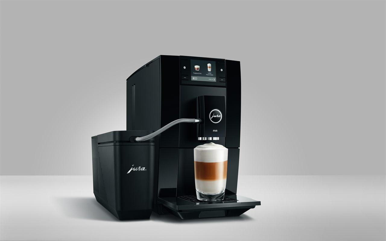 Vous posez le verre, vous appuyez une fois, et la JURA A8 fait tout le reste : elle moud le grain, tire l&rsquo;expresso, mousse le lait et se rince ensuite toute seule.