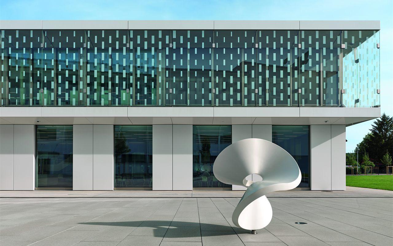 La façade du campus JURA de Niederbuchsiten en Suisse
