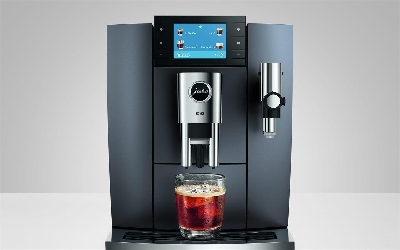 La JURA E10 en finition Onyx Grey servant un café glacé