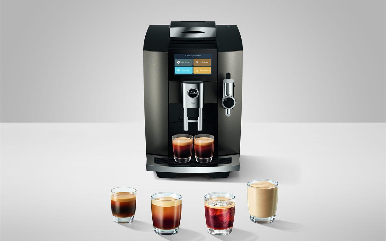 La JURA S10 en finition Dark Inox et les quatre verres de ses familles de boissons