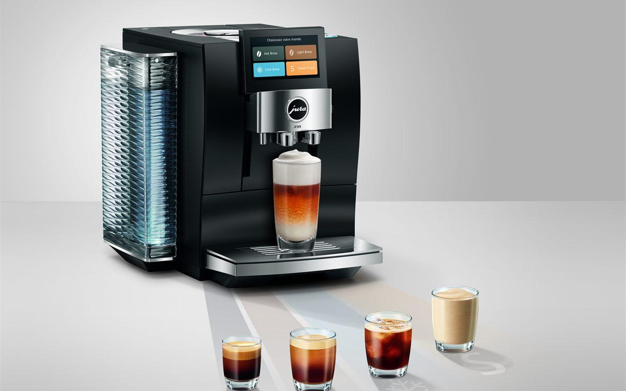 La JURA Z10 en finition Obsidian Black et quatre verres représentant ses quatre familles de boissons