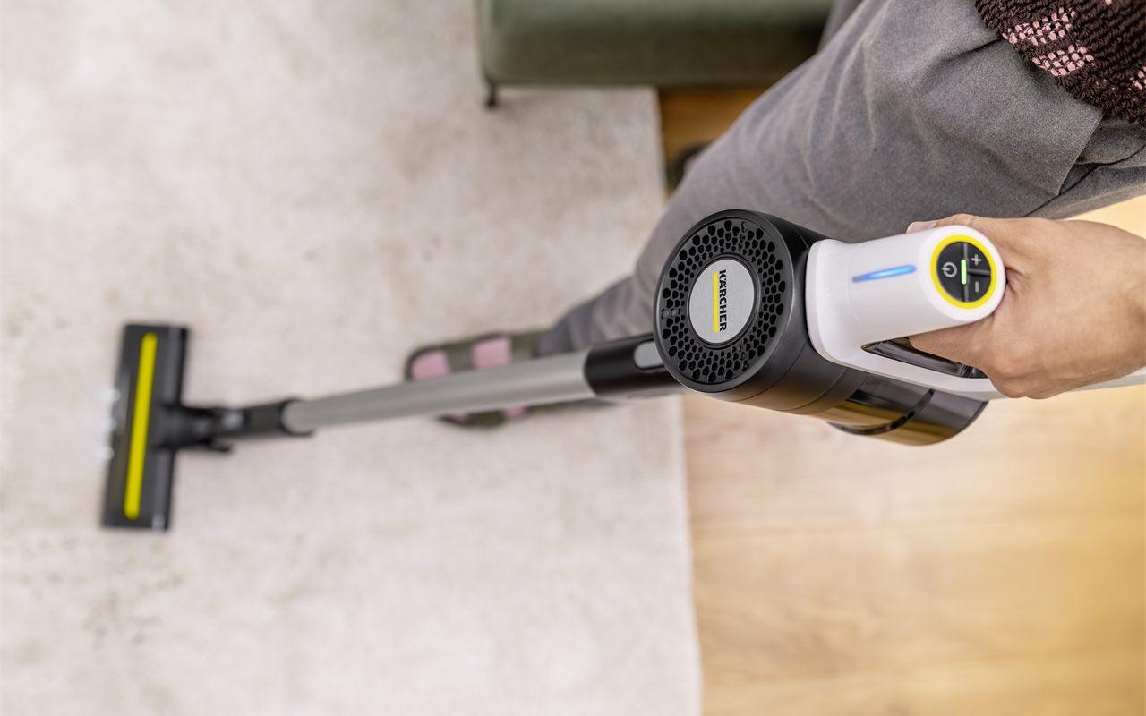 Brosse motorisée éclairée du Kärcher VCS 3 Nano passée sur un tapis clair