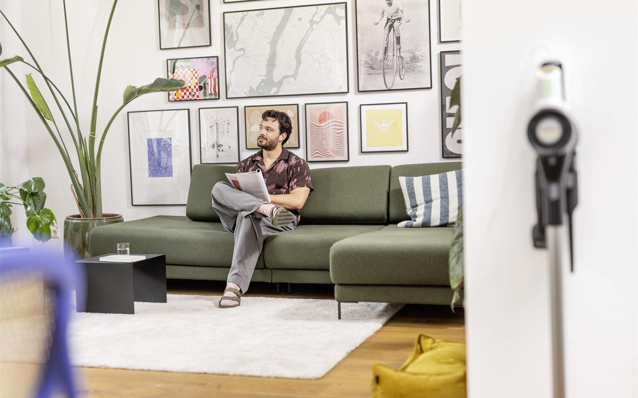 Aspirateur balai Kärcher VCS 3 Nano rangé sur son support mural dans un salon