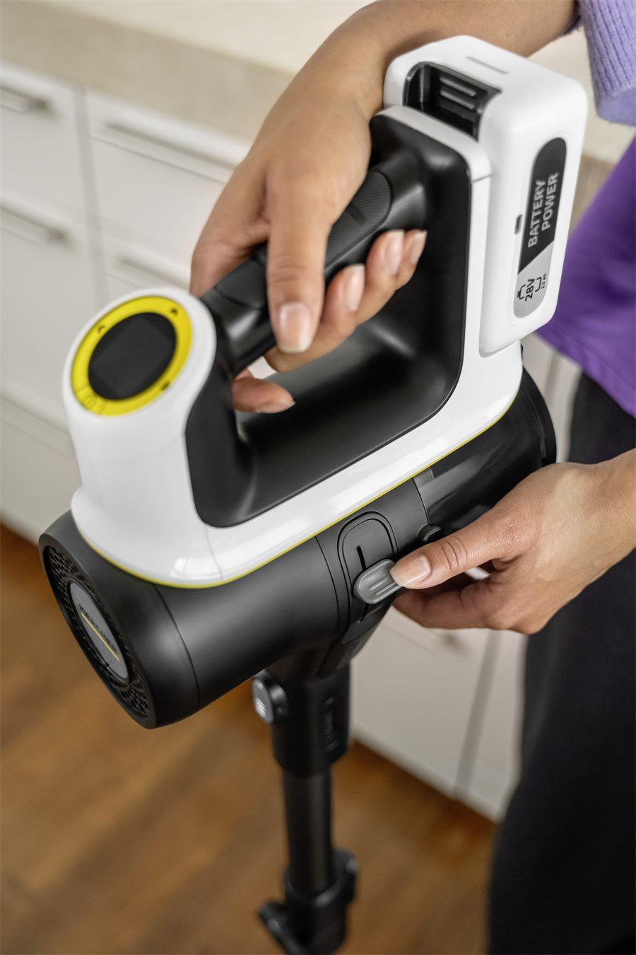 Nettoyage sans contact du filtre d'un aspirateur balai Kärcher VCS 7-28 Infinity