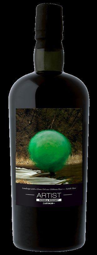Flacon Nikka 1986 de la gamme Artist, habillé du rideau vert de Yoshiki Hase