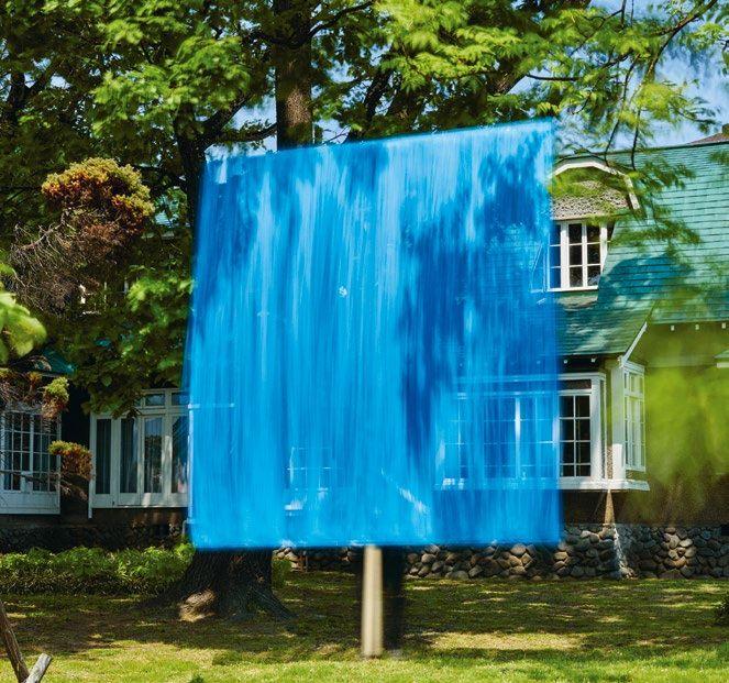 Rideau bleu devant la Rita House de la distillerie Yoichi