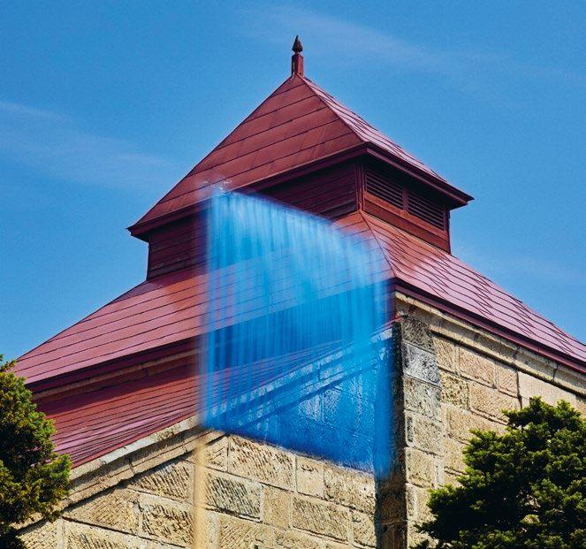Rideau bleu sous le toit en pagode d'un séchoir à malt Nikka