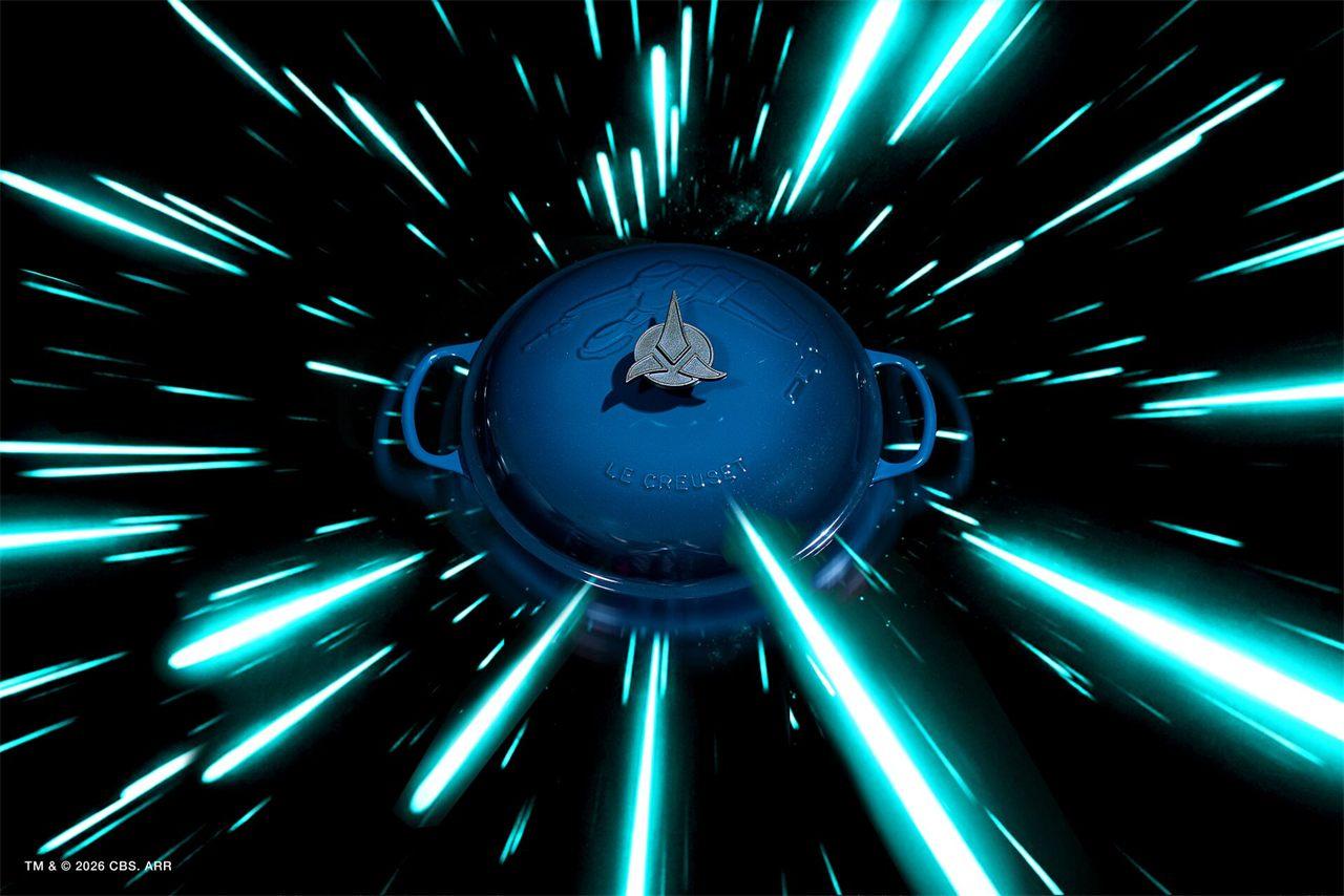 Le faitout Klingon bleu nuit de la collection Le Creuset Star Trek, emblème à trois pointes sur le couvercle
