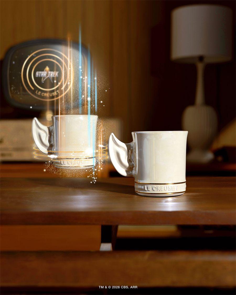 Le mug Spock de Le Creuset, liseré doré et anse sculptée en oreille pointue