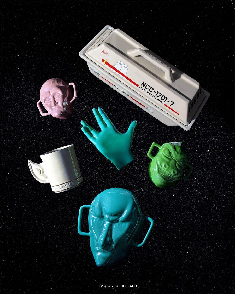 Les pièces en grès de la collection Le Creuset Star Trek flottant sur un fond étoilé