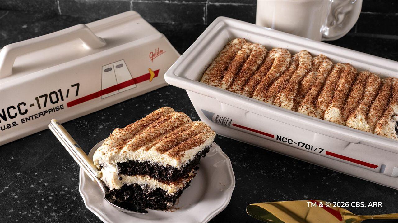 Le plat Galileo en forme de navette rempli d'un tiramisu, une part servie dans une assiette
