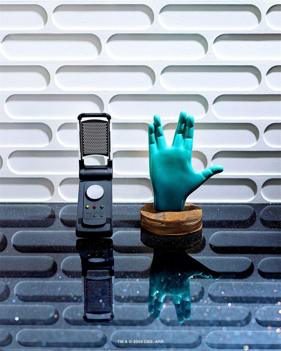 La râpe communicateur ouverte à côté du repose-cuillère en main vulcaine, en céramique turquoise