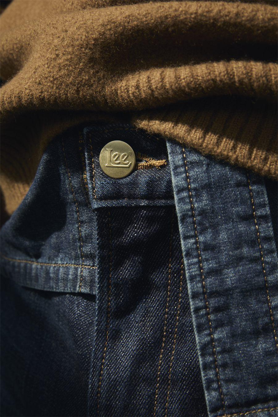 Bouton doré mat frappé du logo Lee sur un jean Gold Label