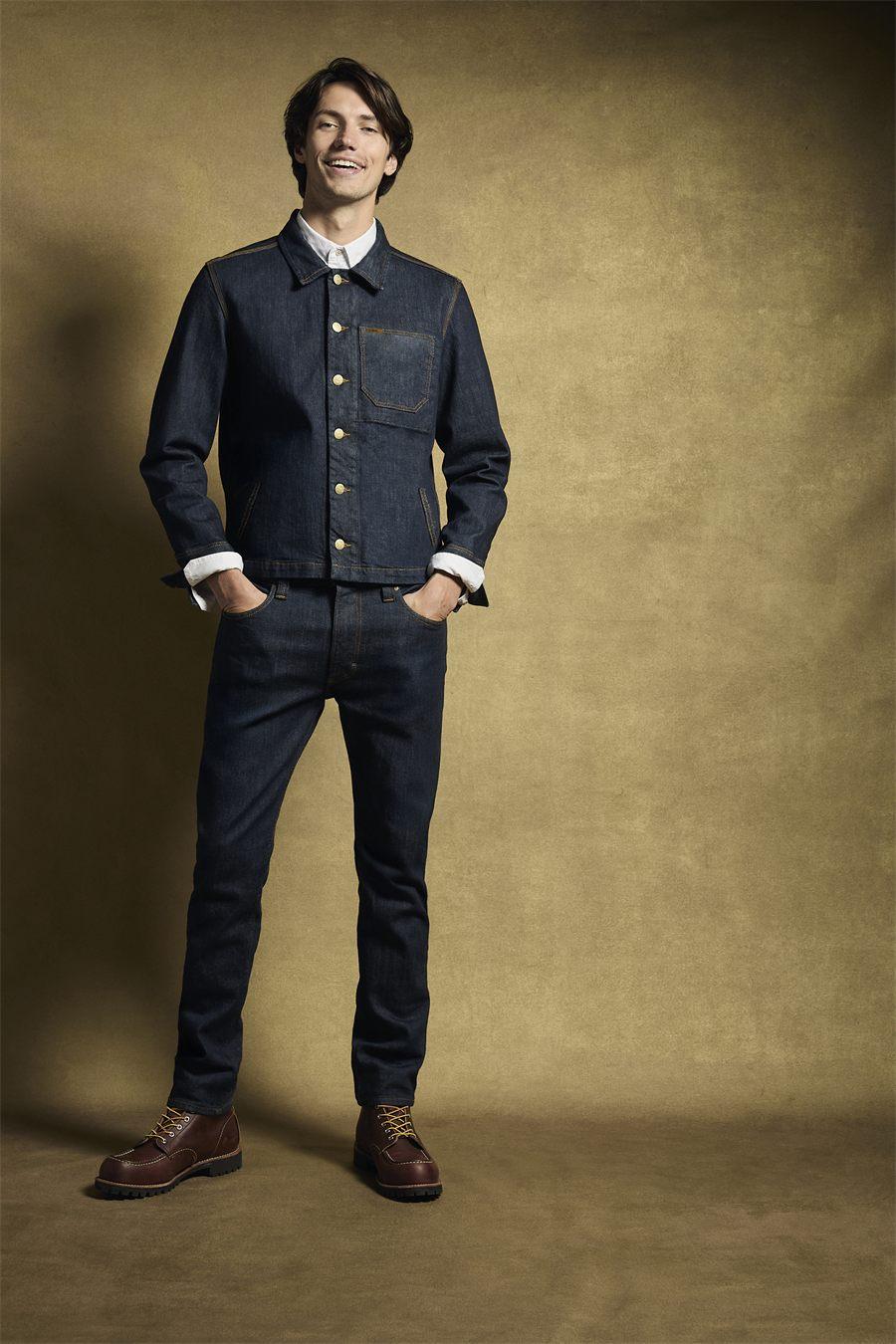 Jean Lee Gold Label en indigo brut porté avec la veste en denim