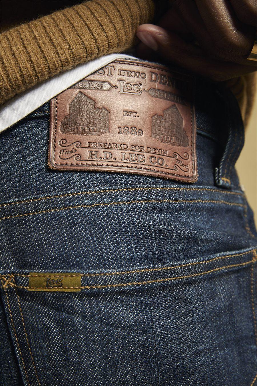 Étiquette de cuir gravée EST. 1889 au dos d'un jean Lee Gold Label