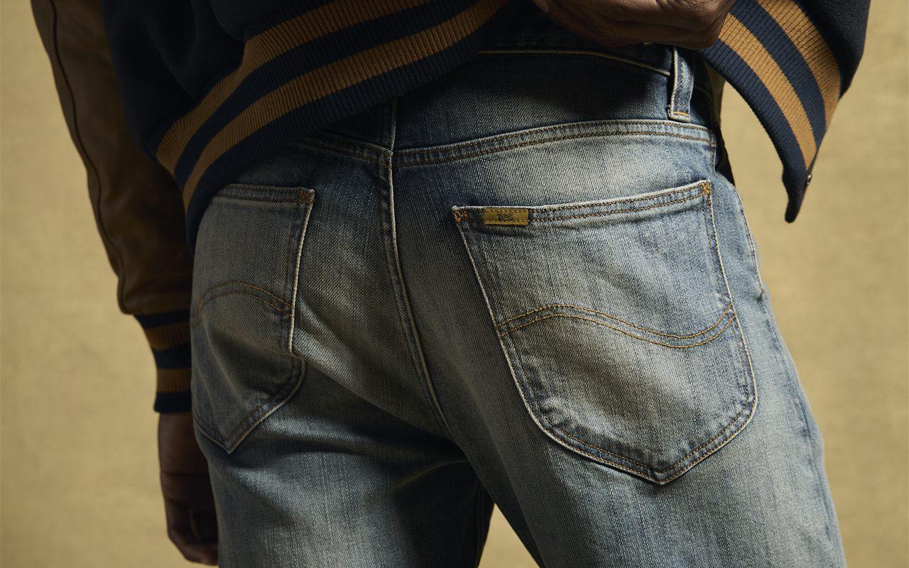 Surpiqûre dorée en double rang sur la poche arrière d'un jean Lee Gold Label