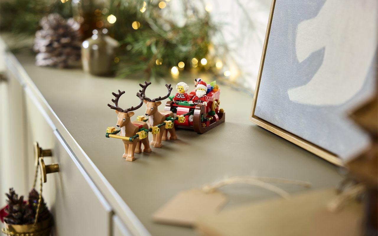 Le traîneau du Père Noël LEGO avec le couple à bord et ses deux rennes attelés