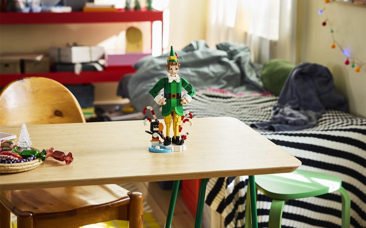 La figurine LEGO Buddy l'elfe construite, posée sur une table