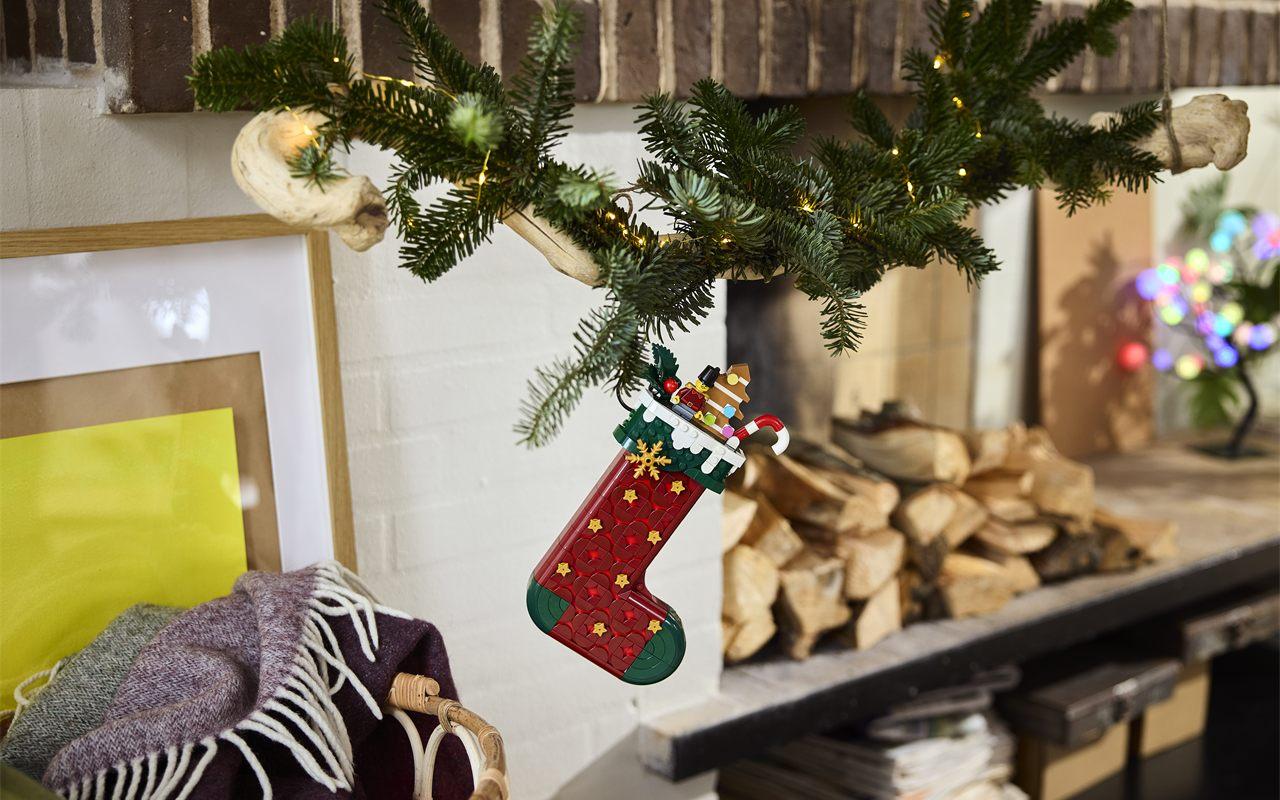 La Chaussette de Noël LEGO suspendue près d'une cheminée