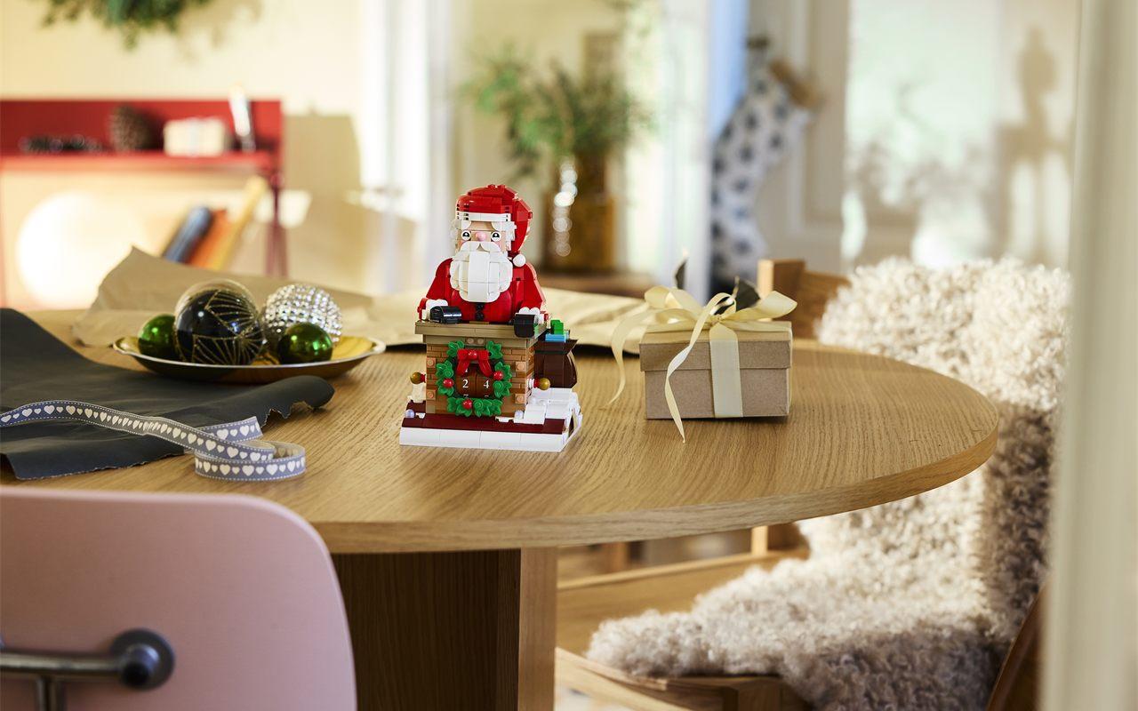 Le Compte à rebours avant l'arrivée du Père Noël LEGO posé sur une table