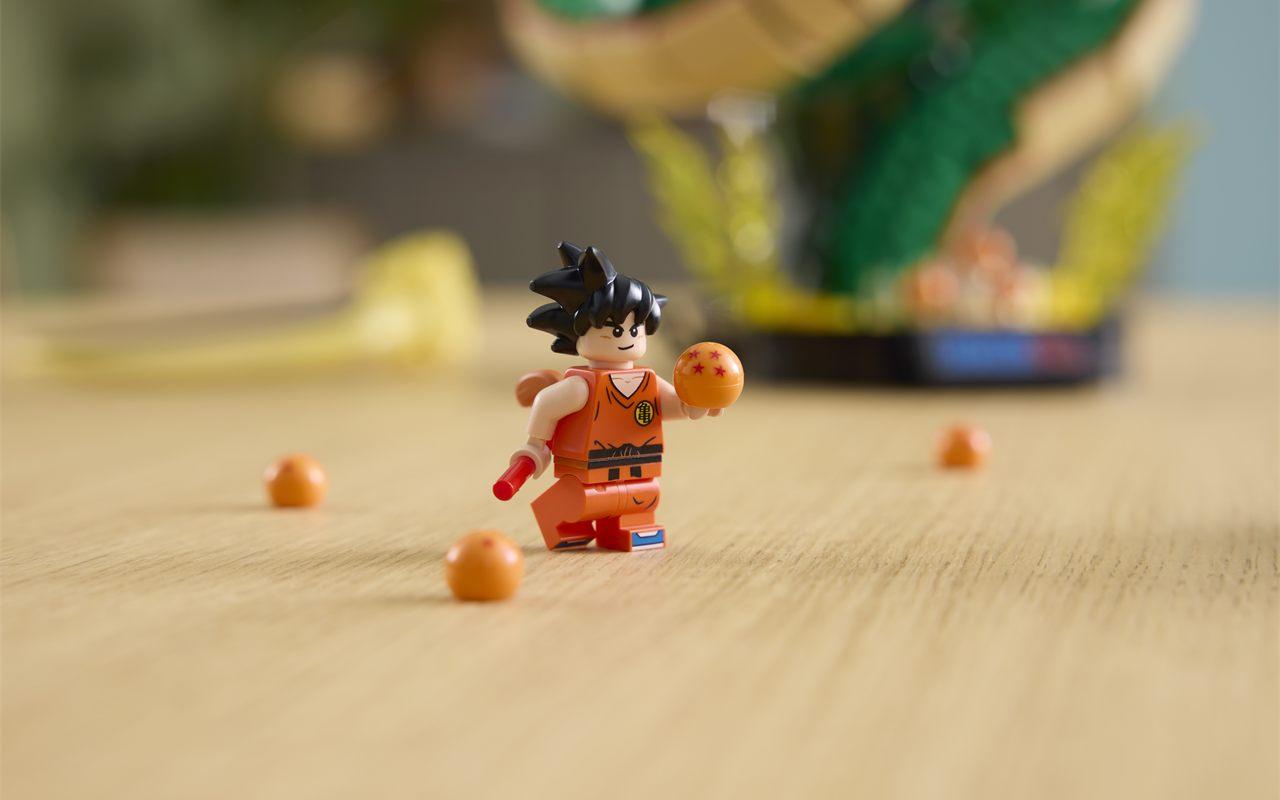 Détachée de son nuage, la minifigurine LEGO de Goku tient une Boule de Cristal