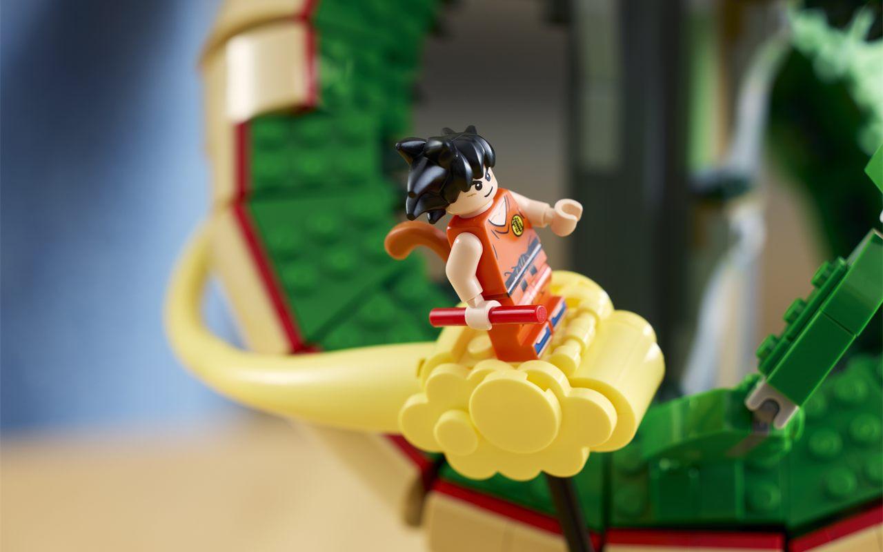 La minifigurine LEGO de Goku enfant, bâton magique rouge en main, sur son nuage magique