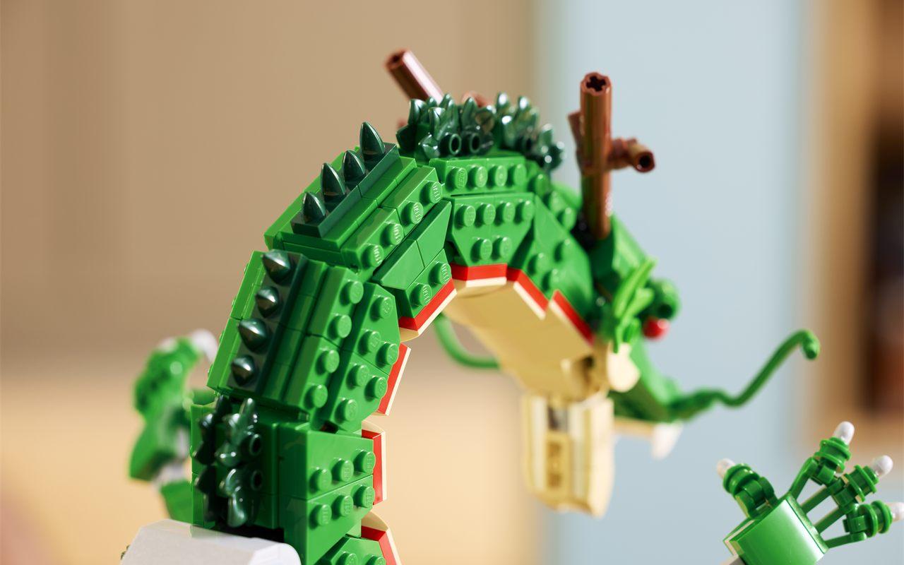 Les écailles vertes, les épines et les bois bruns du dragon Shenron en briques LEGO