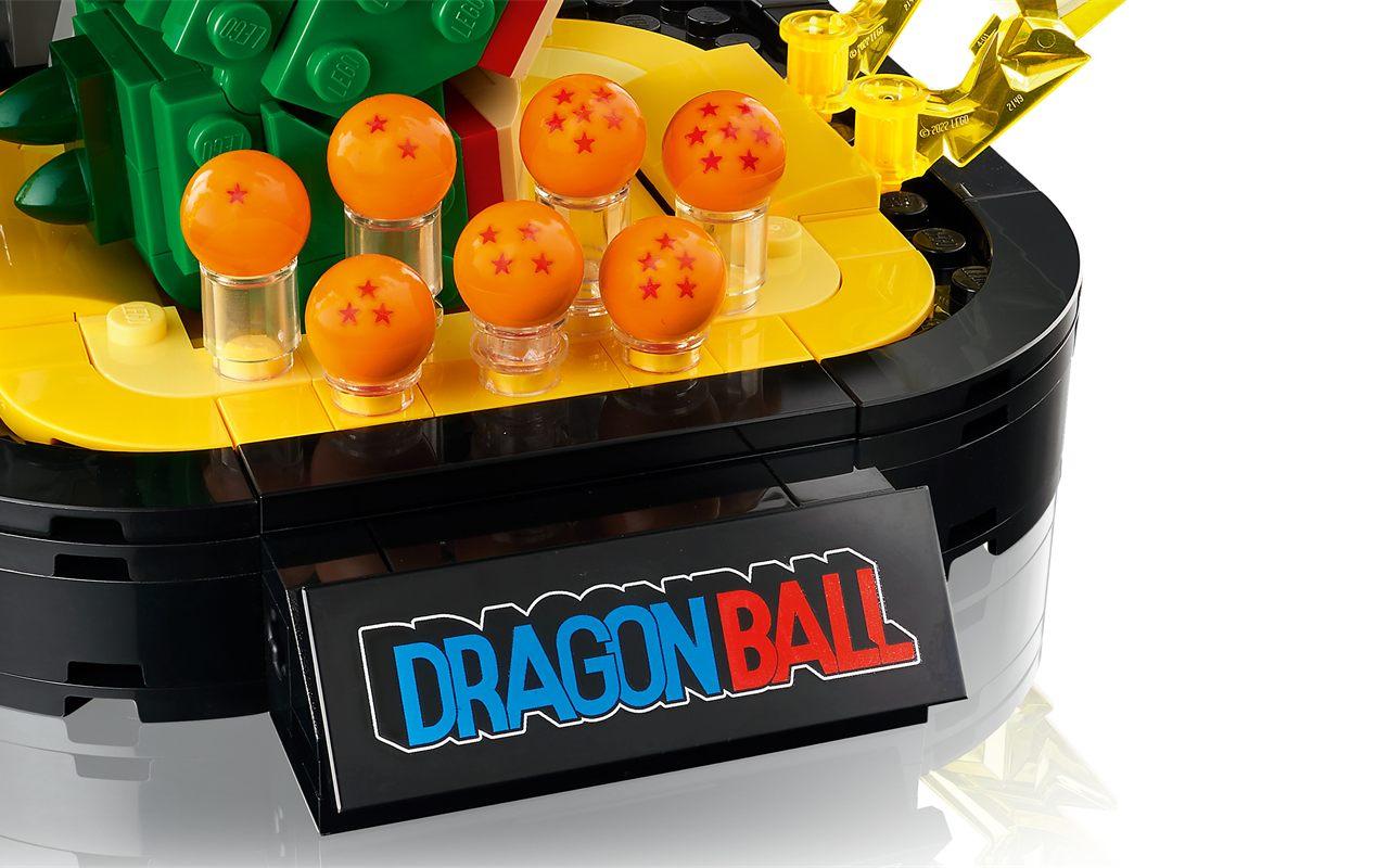 Le socle noir du set LEGO Dragon Ball et ses sept Boules de Cristal sur leurs supports transparents