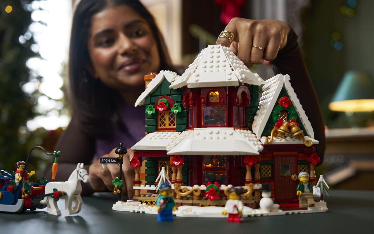Montage du toit de LEGO La maison des Fêtes