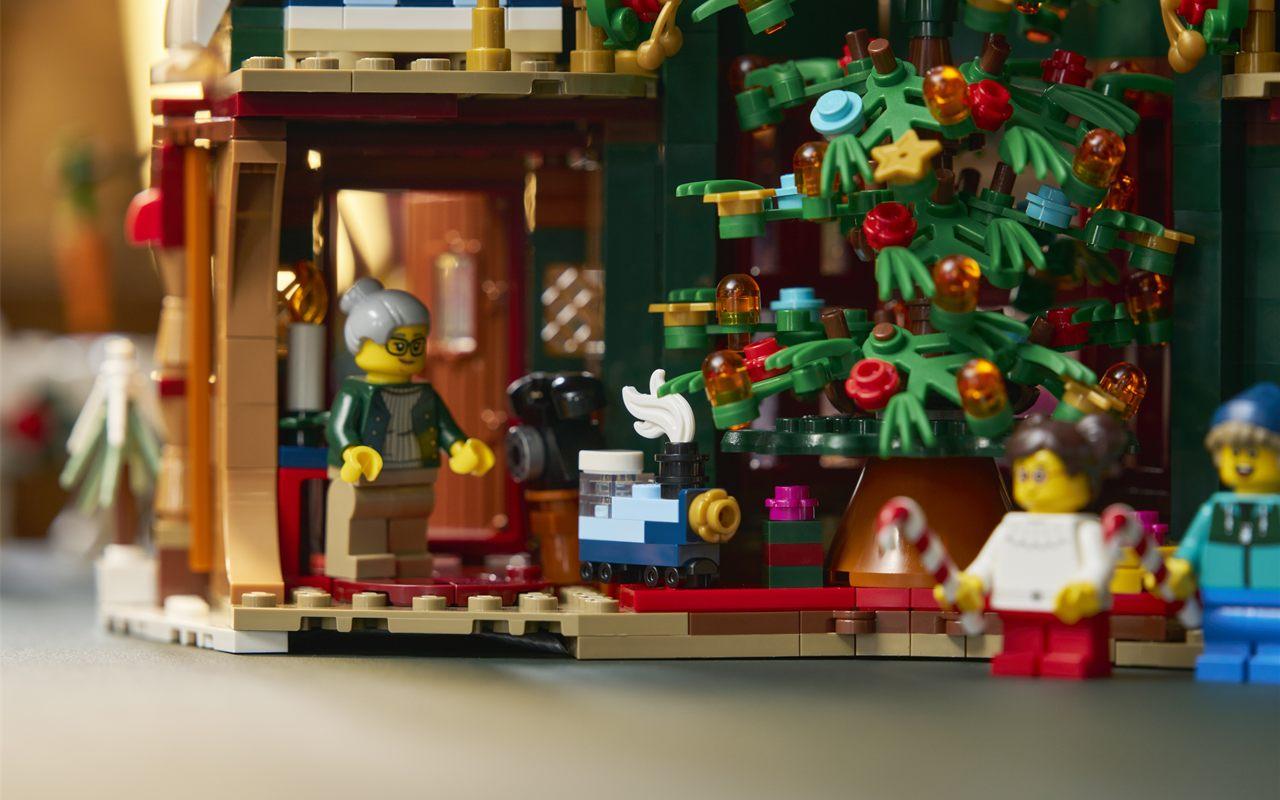 Intérieur meublé de LEGO La maison des Fêtes avec son sapin et ses minifigurines