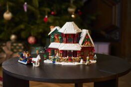 Les cloches dorées, le houx sur la façade et les chaussettes accrochées à la cheminée : tout Noël tient dans LEGO La maison des Fêtes, nostalgie incluse.